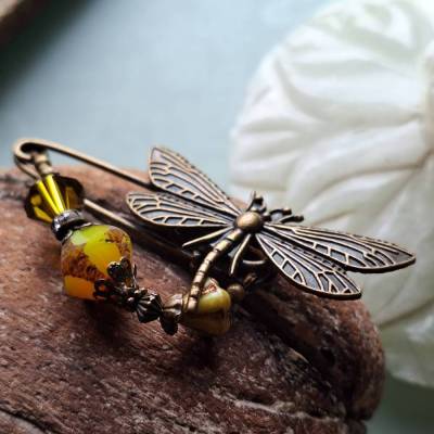 Schalnadel Libelle Chartreuse im Jugendstil, Brosche mit böhmischen Perlen in Oliv Gelbgrün N-7-AB-45