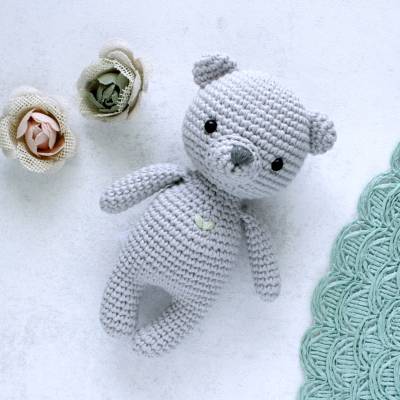 Kuscheltier gehäkelter Teddy Mini in Hellgrau – Handgemachter Teddybär aus Baumwolle als Geschenk