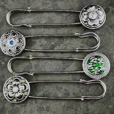 Schalnadel, Schmucknadel, Kiltnadel, Tuchnadel & Ponchonadel – Handgefertigte Broschennadeln für jeden Look