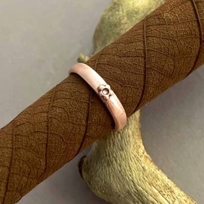 Schmaler Kupferring mit Blüte – handmodelliert – Gr. 60 – Unikat