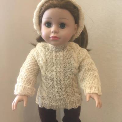 Handgestrickter Winterpullover mit Mütze in Wollweiß für Puppen 40-46 cm – Zopfmuster, Geschenkidee