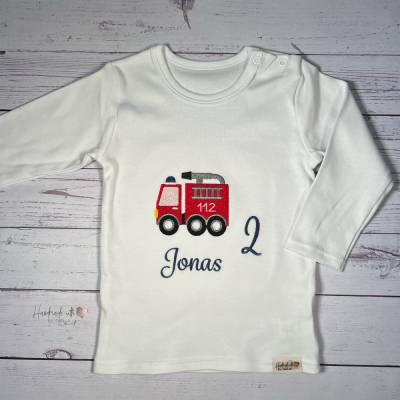Geburtstagsshirt mit Motiv Feuerwehr, Wunschnamen und Zahl bestickt I Feuerwehrauto Shirt personalisiert I Kindershirt 