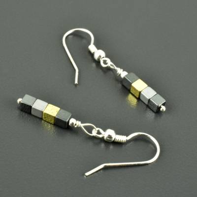 Zarte, leichte Würfelohrringe aus Hämatit und 925er Silber - Hängeohrringe minimalistisch gold-silberfarbender Hämatit