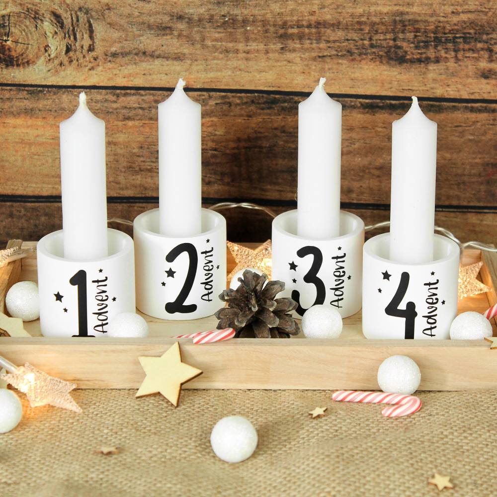 Adventskranz mit Kerzenhaltern auf Holztablett