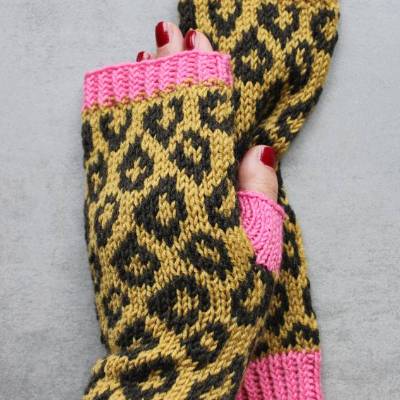 Malabar Stulpen und Handschuhe Strickanleitung – Leopardenmuster in stranded Colorwork Technik