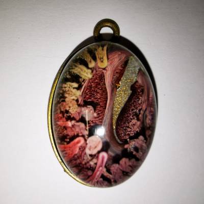 Einzigartiger ovaler Anhänger in Altrosa und Gold - Mystischer Charme aus Resin