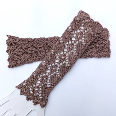 Armstulpen, Pulswärmer in dunklem Beige, von Hand gestrickt aus reiner Wolle mit Lochmuster und kleinem Spitzenrand