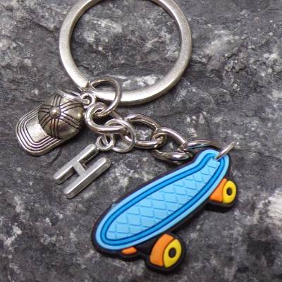 Personalisiere deinen Skater Schlüsselanhänger – Skateboard Anhänger mit Buchstaben