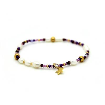 Süßwasserperlen-Armband (elastisch) in Weiß mit lilafarbenen Rocailles und Glasperlchen in Gold, Zuchtperlenschmuck