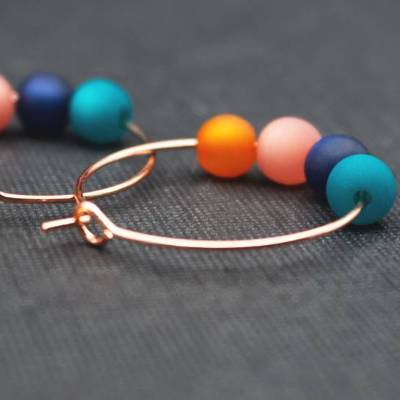 Roségold Creolen Ohrringe mit Polaris Perlen, türkis dunkelblau altrosa hellbraun