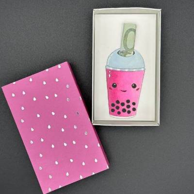Geschenkbox Bubble Tee pink – Handgemalte Geldgeschenkbox mit süßem Design