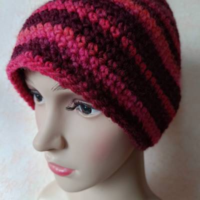 gehäkelte Damenmütze, Beanie, KU 55-57 cm, in dunklen rot- bordeaux Tönen