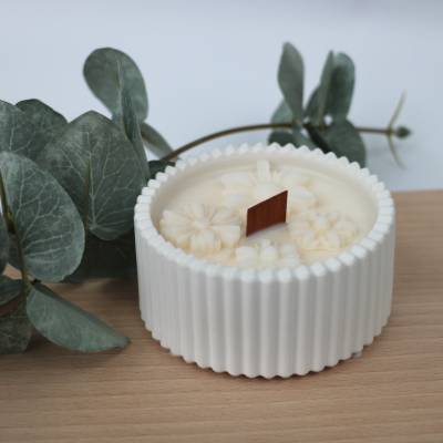 Kerze in Schale/ Blumenkerze/ Kerze zum verschenken aus hochwertigem Sojawachs in geriffelter Raysin Schale + Holzdocht