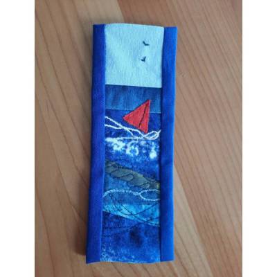 Patchwork Lesezeichen – Rotes Segelschiff auf stürmischer See, handgenäht, 13,5 x 5 cm, Unikat