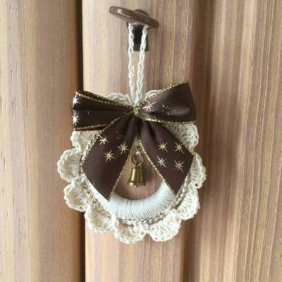 Häkelkränzchen weihnachtlich dekoriert in beige mit brauner Schleife von Hobbyhaus