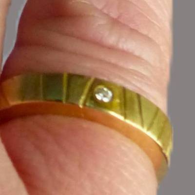 Schlichter Damenring aus 585 Gelbgold mit Brillant – Einzigartiges Unikat handgeschmiedet