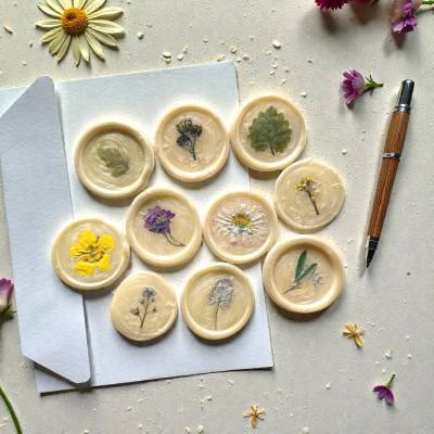 Handgemachte selbstklebende Wachssiegel mit echten Blumen & Blättern – 10er Set Unikate