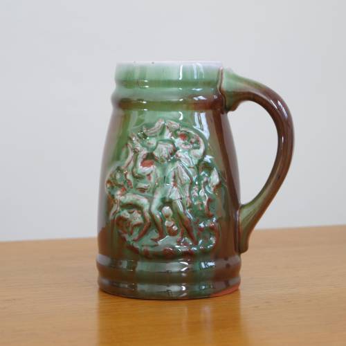Reliefkrug Bierseidel aus Ton/ Terracotta braun und grüne Glasur Bierkrug plastisches Motiv Jäger mit Hund Landhaus Boho