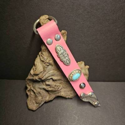 Extravaganter Schlüsselanhänger, mit schönen Ziernieten (SA31)