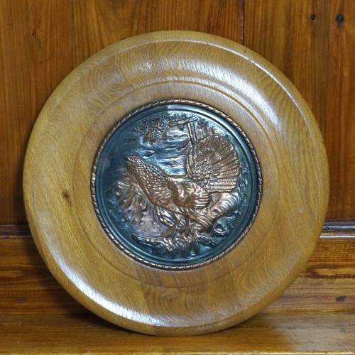 Rundes Wandbild Vintage Wanddekoration geprägtes Kupferbild Auerhahn auf runder Eichenholzscheibe Jägerzimmer Cottage