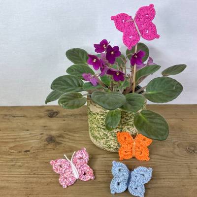Schmetterling Aura - Gratis-Häkelanleitung für eine frühlingshafte Applikation aus Garnresten.