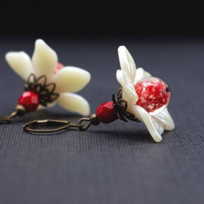 Blüten Ohrringe mit Acryl Blüten in Perlmutt, rote Glasperlen, romantisch