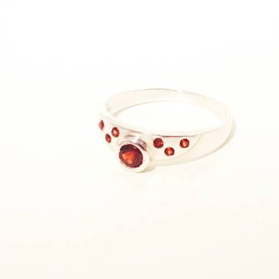 Original Vintage Ring mit sieben Granatsteinen aus den 60er/70er Jahren