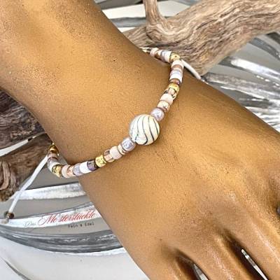 dünnes Perlenarmband naturfarben mit großer Perle verstellbar