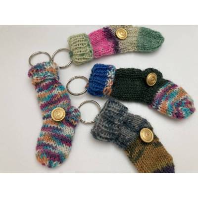 Gastgeschenke für verschiedene Anlässe, Schlüsselanhänger „Kleine Socke“ im 4-er-Set, bunte Schlüsselanhänger in Sockenf