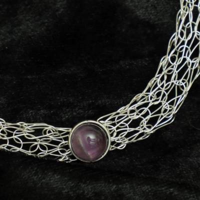 Geheimnisvolles Lila - Amethyst-Collier für Damen gestrickt aus versilbertem Draht
