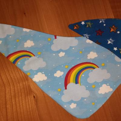 Regenbogen Wendehalstuch für Babys – mit bunten Sternen & Klettverschluss
