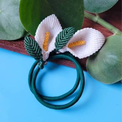 Haargummi mit Makramee-Blume, Zopfhalter Calla Blüte
