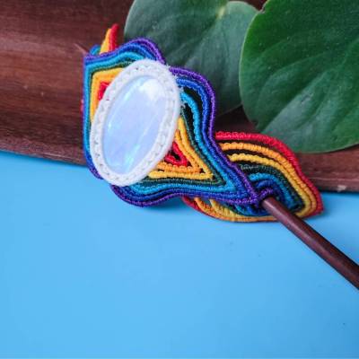 Makramee Haarspange "Regenbogen" mit weißem Labradorit und Holzstab