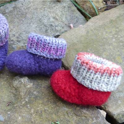 Häkelanleitung - gefilzte Puppenschuhe mit Strickbündchen