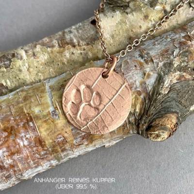 Kupferanhänger Pfote auf Lindenblatt – Runder, geprägter Schmuck für Natur- & Tierfreunde, mit Edelstahlkette