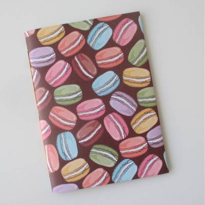 Notizheftchen Macarons, mit farbigem Gebäck auf Schokoladenbraun, DIN A6 blanko, Einband gefaltet