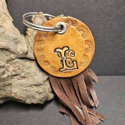 Schlüsselanhänger mit Monogramm & Lederfransen – personalisierter Taschen-Baumler handgefertigt