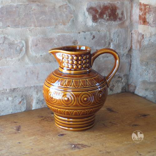 Reliefkrug große Kanne Weinkrug alter Bierkrug Saftkrug Henkelkrug Mid-Century Krug braun glasiertes Steingut VEB Torgau