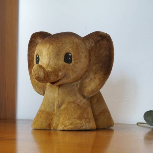 Retro-Spielzeug Elefant DDR Flockspielzeug russisches weiches Polymer Spielzeug sitzende Elefantenfigur Moosgummi GDR