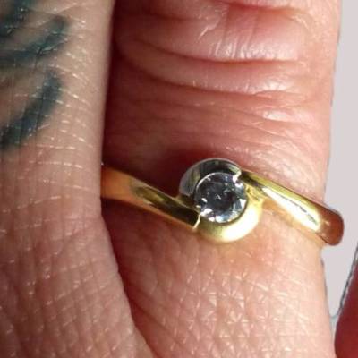 Edler Goldring 585 mit weißem Zirkonia in Brillantschliff – nettes Geschenk 
