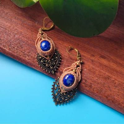 Makramee Ohrringe mit Lapislazuli und Messing-Ornament