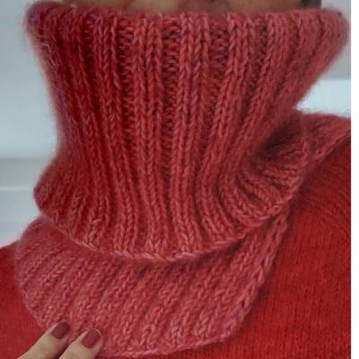 Strickanleitung „Fluffy“ – Flauschiger Cowl mit Schlitz | Winteraccessoire