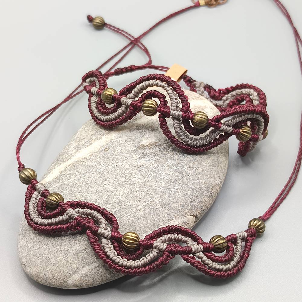 Makramee Schmuckset bestehend aus Kette und Armband in bordeaux und silbergrau mit bronzefarbenen Metallperlen Bild 1