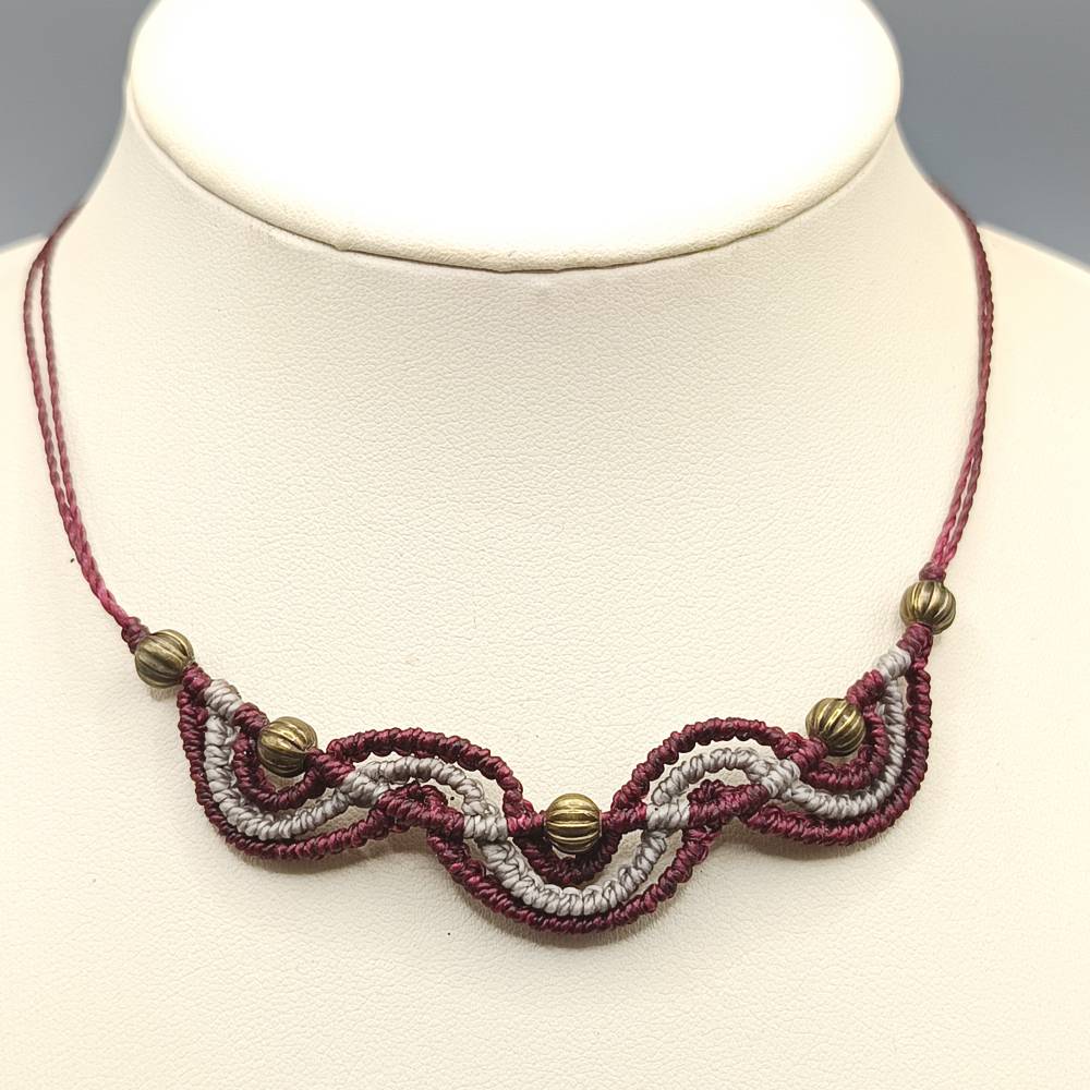 Makramee Schmuckset bestehend aus Kette und Armband in bordeaux und silbergrau mit bronzefarbenen Metallperlen Bild 2