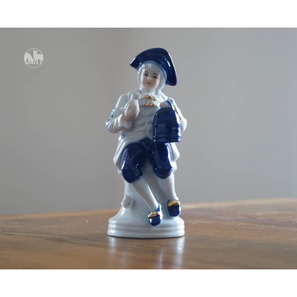 Vintage Porzellanfigur Junge mit Vogel & Korb Statue weißes Porzellan kobaltblau gold abgesetzte Details Rokoko-Stil