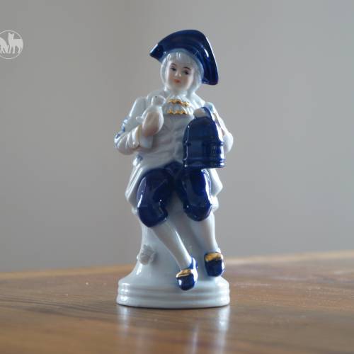 Vintage Porzellanfigur Junge mit Vogel & Korb Statue weißes Porzellan kobaltblau gold abgesetzte Details Rokoko-Stil