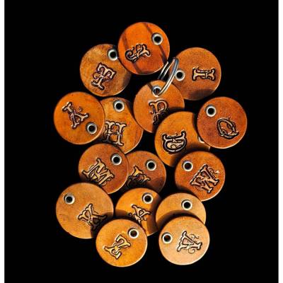 Schlüsselanhänger mit Initial aus Vollrindsleder – personalisiert, braun, 4 cm