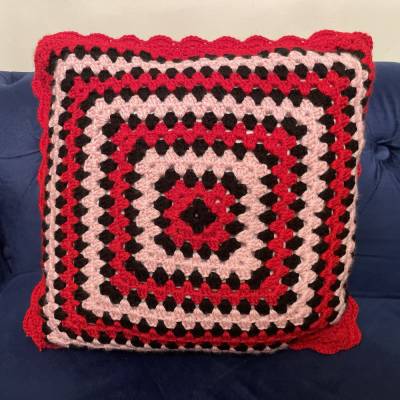 Hübsches Deko Häkelkissen, Handarbeit, mit Füllung, ca 40 x 40 cm, Grannysquare Stil