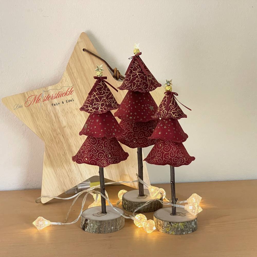 Handgemachter Deko Tannenbaum aus Stoff – Weihnachtsaufsteller in Rot mit Gold – 3 Größen