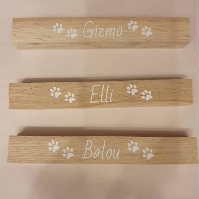Bilderhalter aus Holz für Hunde – Mit Namen und Pfötchen in Wunschfarbe | Fotohalter | personalisiert